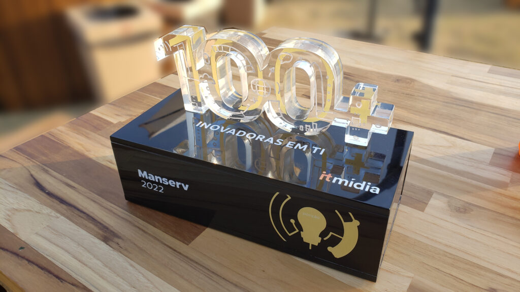 Troféu do ITMídia com o prêmio para as 100 empresas mais inovadoras em TI que a Manserv recebeu em 2022